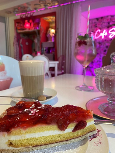 Chai Latte und Erdbeerkuchen im Café SISSI