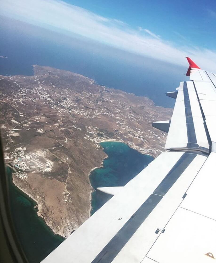 Der Ausblick vom Flugzeug auf die Insel Mykonos.