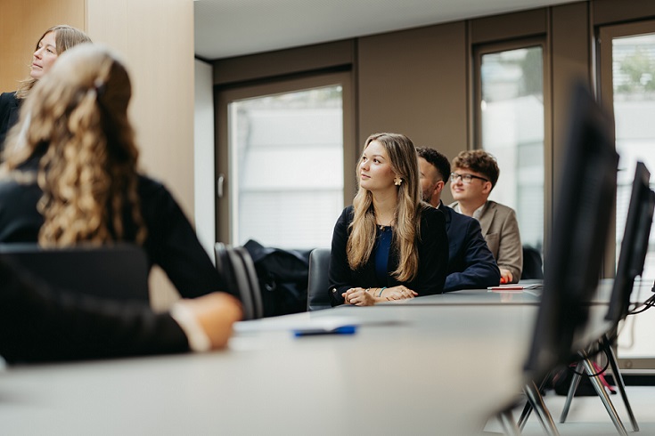 Azubis während einer Schulung