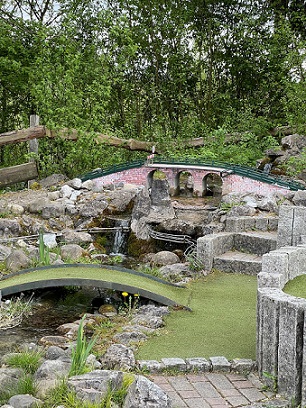 Bahn mit Brücke beim Adventure Golf in Pfullendorf