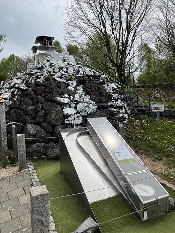 Bahn mit Gondel auf den Zentis beim Adventure Golf in Pfullendorf