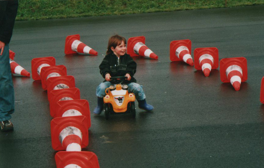 Bild-Bobbycar Ich auf einem Bobbycar Rennen.