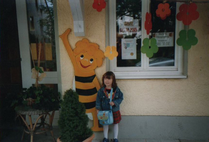 Bild Kindergarten Vor dem Kindergarten mit der Bine Maja