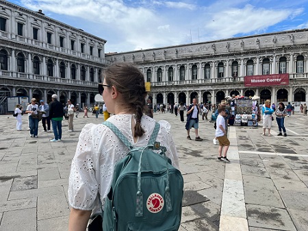 Menschen auf dem Markusplatz in Venedig 