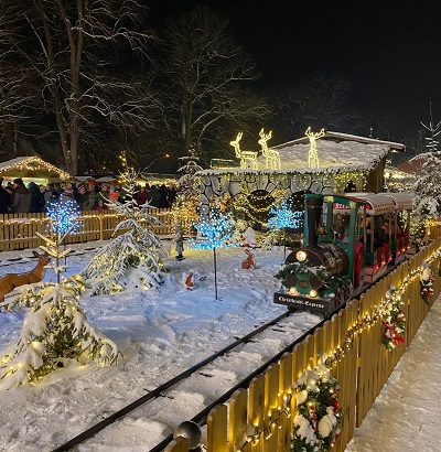 Dampf-lock auf dem Weihnachtsmarkt in Landshut