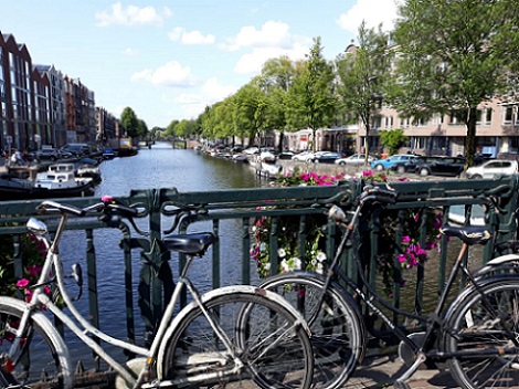 Eine der vielen Grachten in Amsterdam