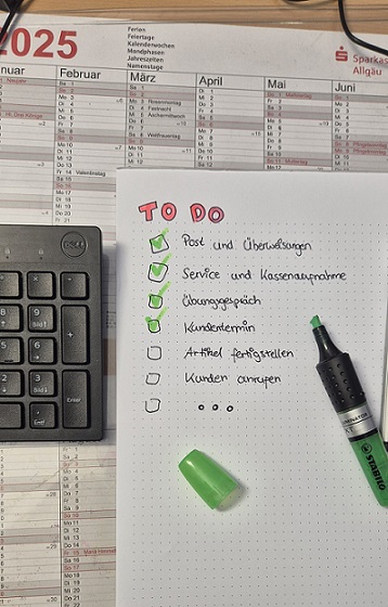 Eine To-Do Liste mit folgenden Punkten: Post und Überweisungen, Service und Kassenaufnahme, Übungsgespräch, Kundentermin, Artikel fertigstellen, Kunden anrufen Eine To-Do Liste mit folgenden Punkten: Post und Überweisungen, Service und Kassenaufnahme, Übungsgespräch, Kundentermin, Artikel fertigstellen, Kunden anrufen