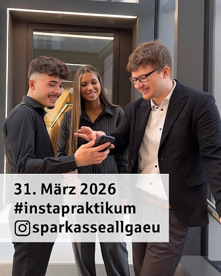 Instapraktikum Titelbild Kacper, Emily und Kaan schauen auf einem Handy die Instabeiträge an