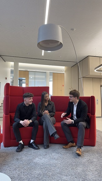 rote Couch Kaan, Emily und Kacper unterhalten sich auf einer roten Couch