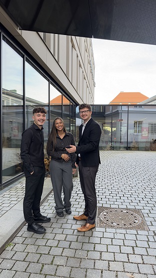 Vor der Sparkasse Kaan, Emily und Kacper draußen vor der Sparkasse