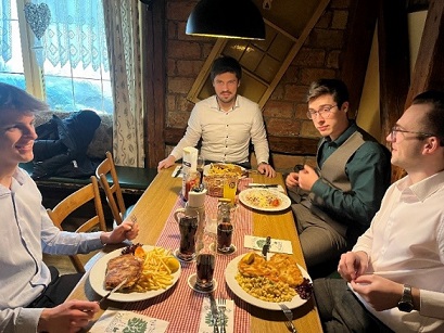 Die Mitarbeiter der Filiale Obergünzburg beim essen Die Mitarbeiter der Filiale Obergünzburg am speisen