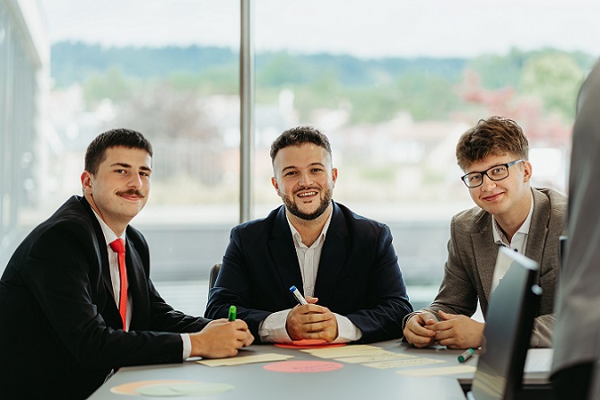 Niclas, Antonio und Kacper schauen in die Kamera