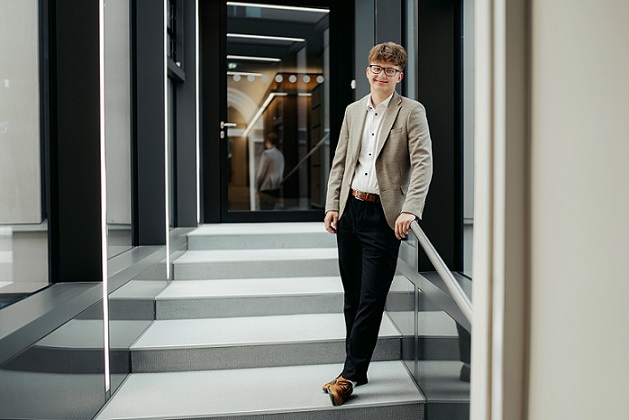 Kacper modelt im Durchgang zum Weidlehaus