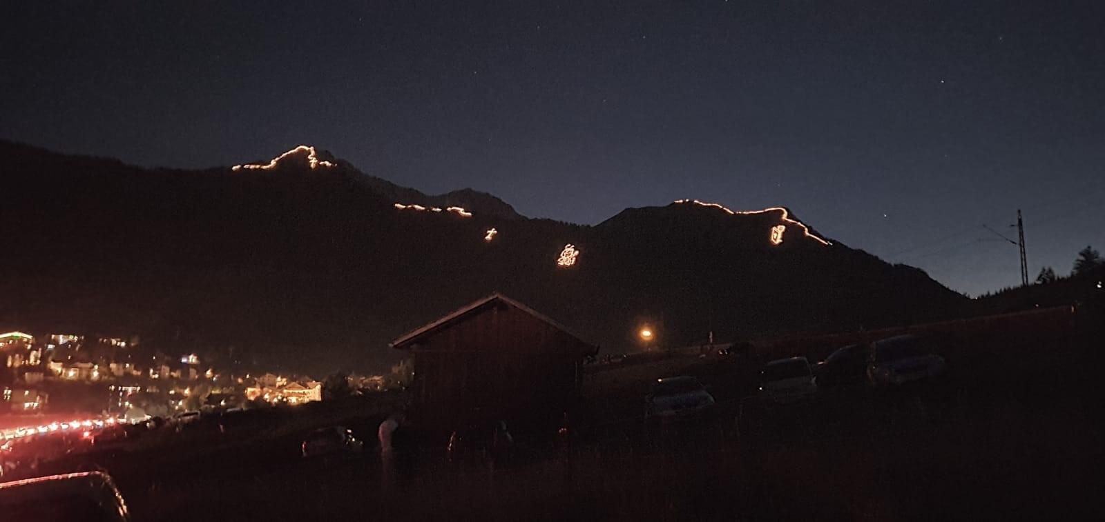 Leuchtfeuer entlang des Berggrates 