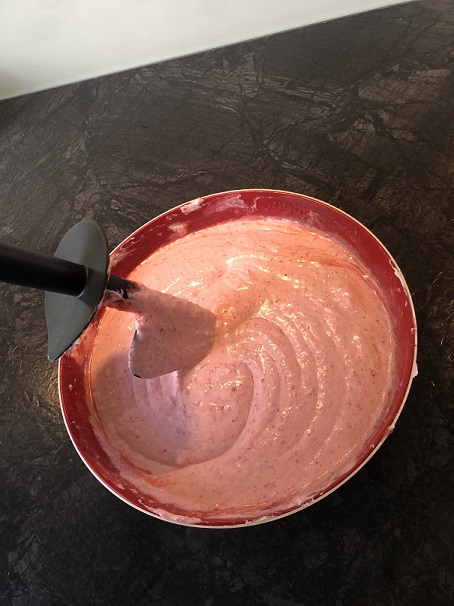 Sahne und Erdbeeren umgerührt 