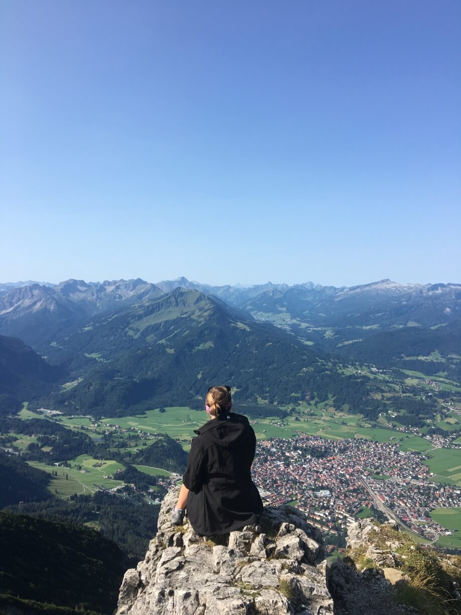 Gipfel Rubihorn mit Blick über Oberstdorf