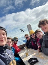 Gruppenbild beim Essen auf der Alpe