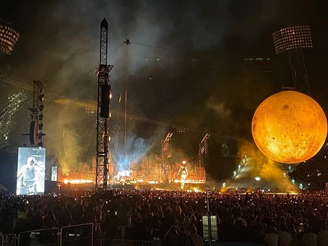 The Weeknd Konzert, Viele Menschen, großer aufblasbarer Mond, Scheinwerferlichter