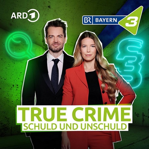 Bayern3 grüner Hintergrund, neon blaues Paragraphen Zeichen, 2 Personen, ein Mann in Anzug und eine Frau in rotem Blazer und roter Hose sind im Fokus. vor Ihnen steht der Schriftzug: "True Crime Schuld und Unschuld" in grüner Schrift auf weißem Hintergrund