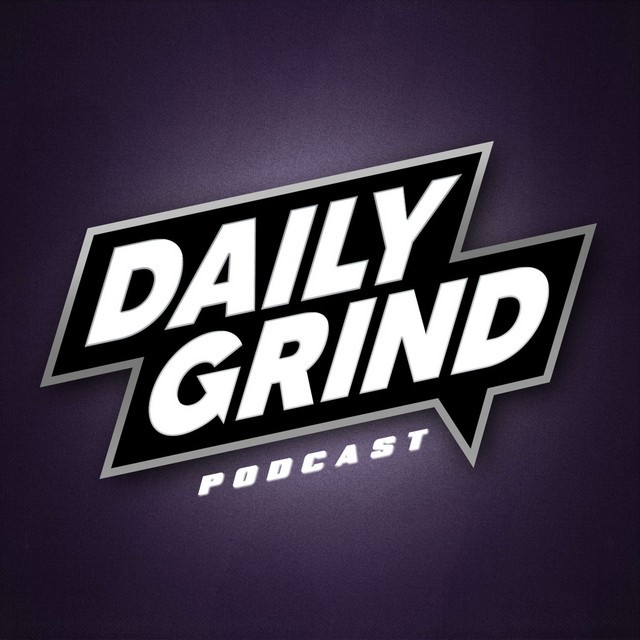DailyGrind dunkler, leicht heller und lila werdend in der Mitte, Eckige Sprechblase mit weißem Rand und schwarzer Füllung und weißer dicker Schrift "DAILY GRIND", unter der Sprechblase, kleiner in weißer Schrift "PODCAST"