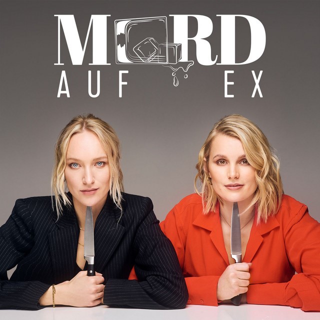 MordAufEx 2 sitzende Frauen stützen sich auf einem Tisch ab. In der Hand halten beide jeweils ein Messer, auf das sie ihr Kinn ablegen. Beide schauen in die Kamera. Grauer Hintergrund. Oben steht in weißer Schrift: "Mord auf Ex"