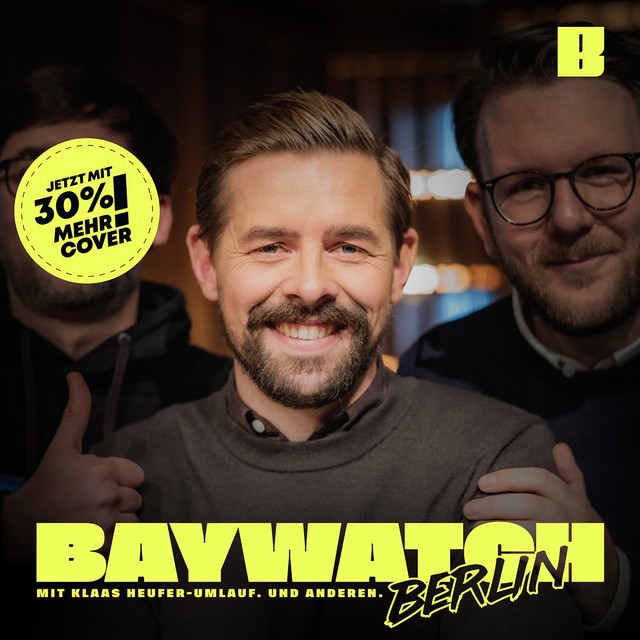 BaywatchBerlin 3 lächelnde Männer, der linke zeigt einen Daumen hoch. In gelber Schrift: "Baywatch Berlin", runder, gelber Kreis in dem mit schwarzer Schrift steht: "jetzt mit 30%! mehr Cover", oben rechts: gelbes Viereck mit schwarzen Ausrufezeichen