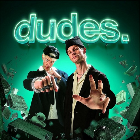 dudes. grünlicher scheinwerferartiger Hintergrund. "dudes." steht in LED Schrift oben. 2 junge Männer sind im Fokus. Der linke ist in Kampfstellung, der rechte hält seine linke Hand nah an die Kamera. Um die Männer herum fliegen Gegenstände, wie Quitscheenten, Stühle, Badewannen und Steinblöcke