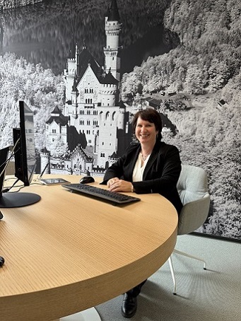 Miriam im Beratungsraum