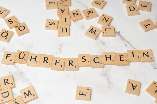 Maya legt ihr Geld für ihren Führerschein zurück