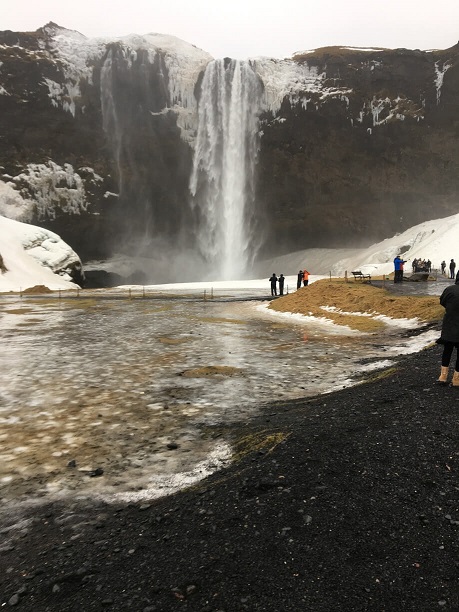 Der Wasserfall Seljalandsfoss