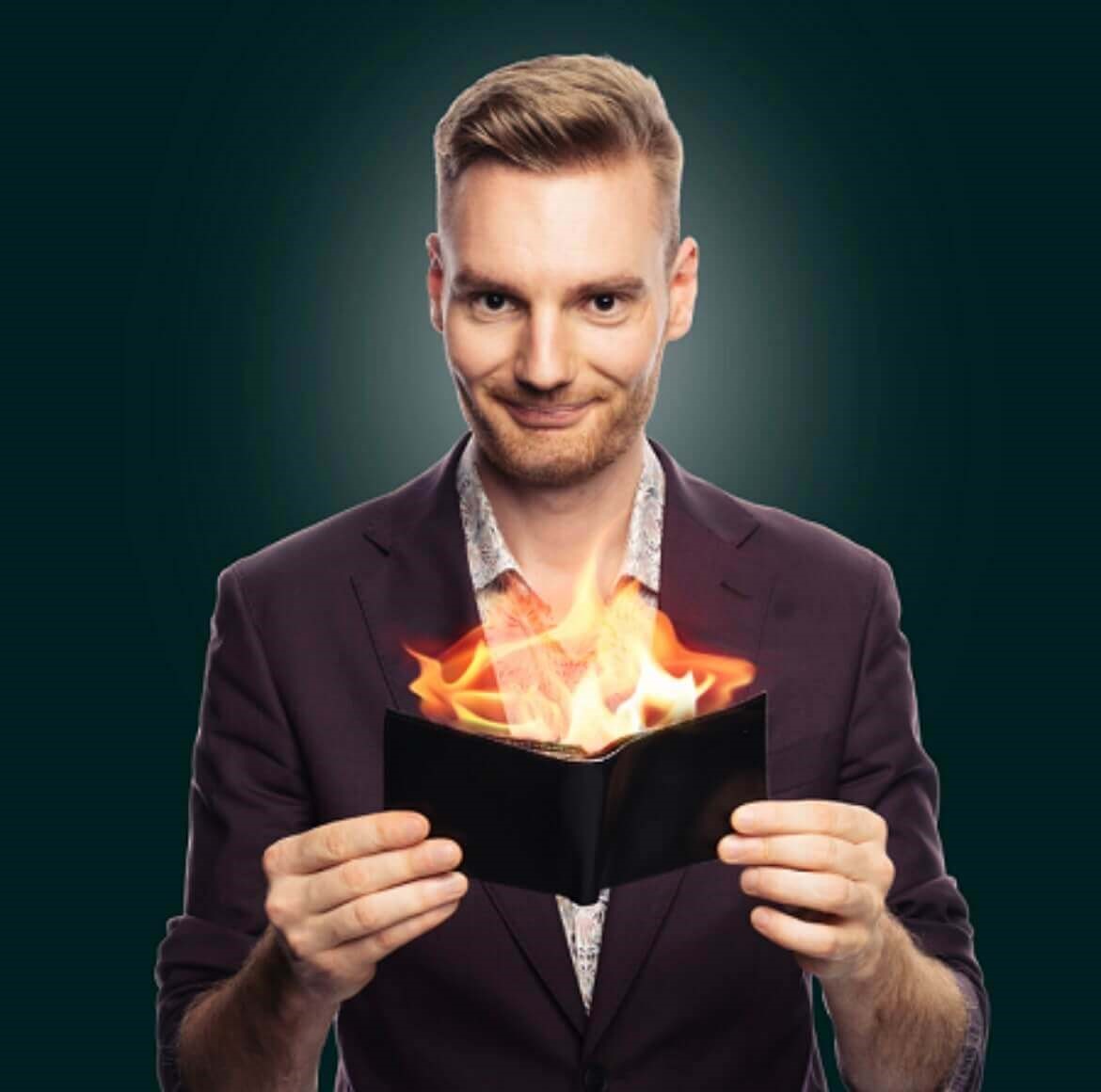 Zauberer Andi Polzer mit brennendem Geldbeutel Zauberer Andi Polzer mit brennendem Geldbeutel