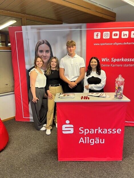 Natalie Kohl und die Azubis auf der Lehrstellenbörse letztes Jahr Natalie Kohl und die Azubis auf der Lehrstellenbörse letztes Jahr