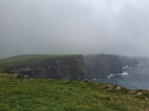 Cliffs of Moher im Nebel