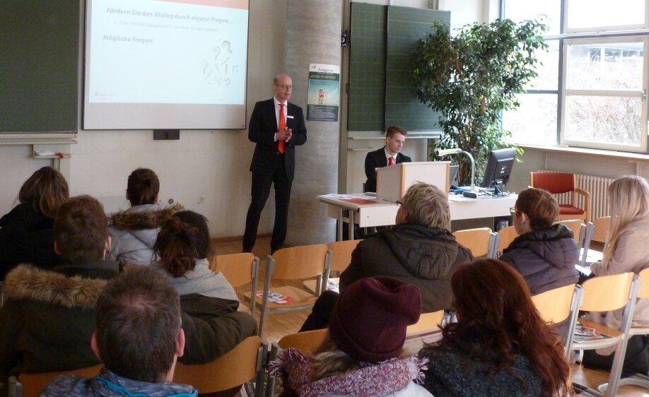 Harald Müller hält einen Vortrag auf der Lehrstellenbörse