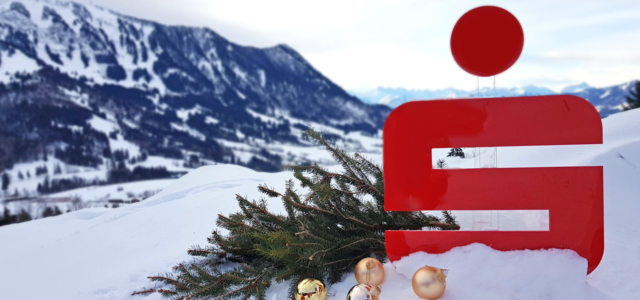 Blick auf den Grünten mit Sparkassen S und Christbaumkugeln