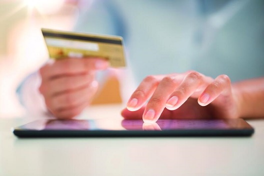 Kunde kauft mit Kreditkarte online ein