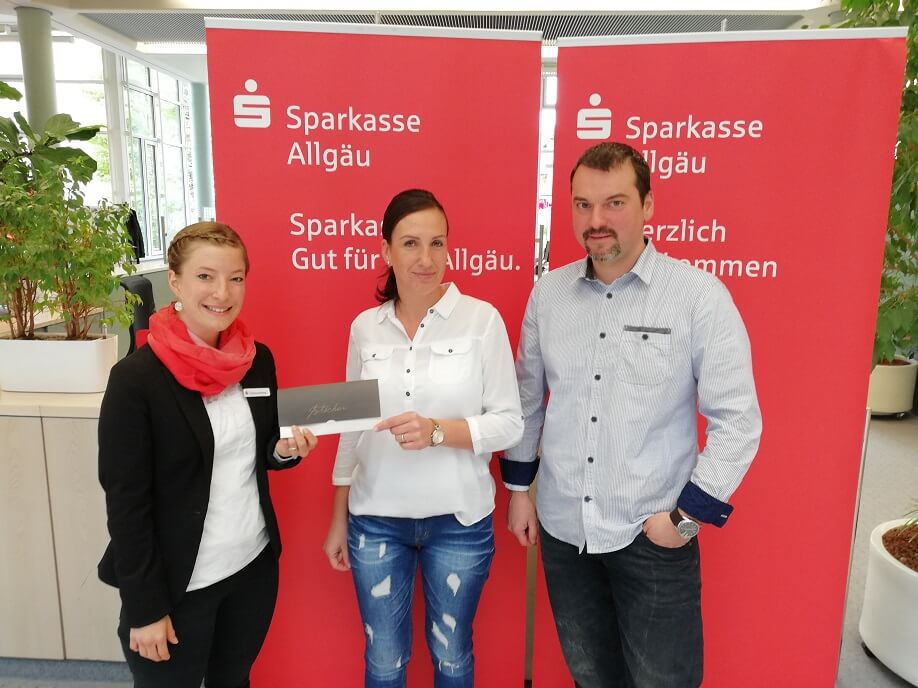 Gewinnerin der Sonderauslosung bei der Übergabe Gewinnerin der Sonderauslosung bei der Übergabe