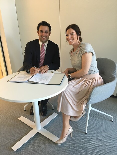 Sophie Hiltensperger und Florian Modl in der Sparkasse Allgäu Sophie Hiltensperger und Florian Modl in der Sparkasse Allgäu