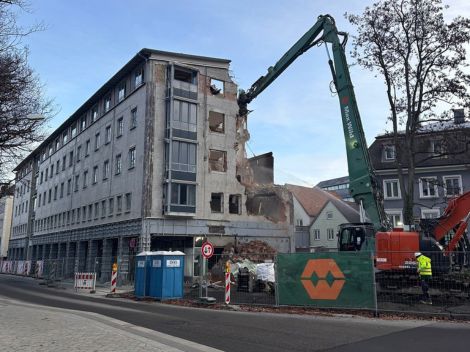 Altes Gebäude wird abgerissen.