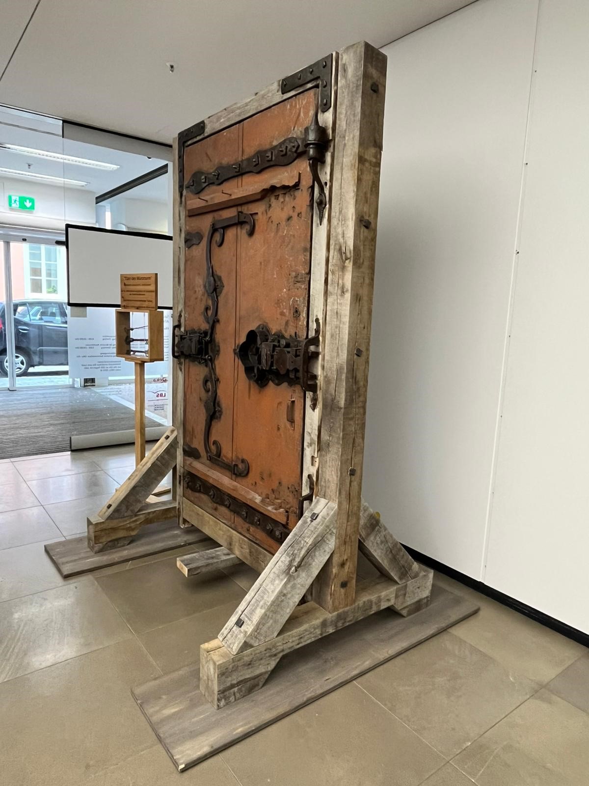 Große Tür an Holzgestell befestigt. 