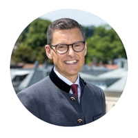 Vorstandsvositzender Tobias Streifinger lachend