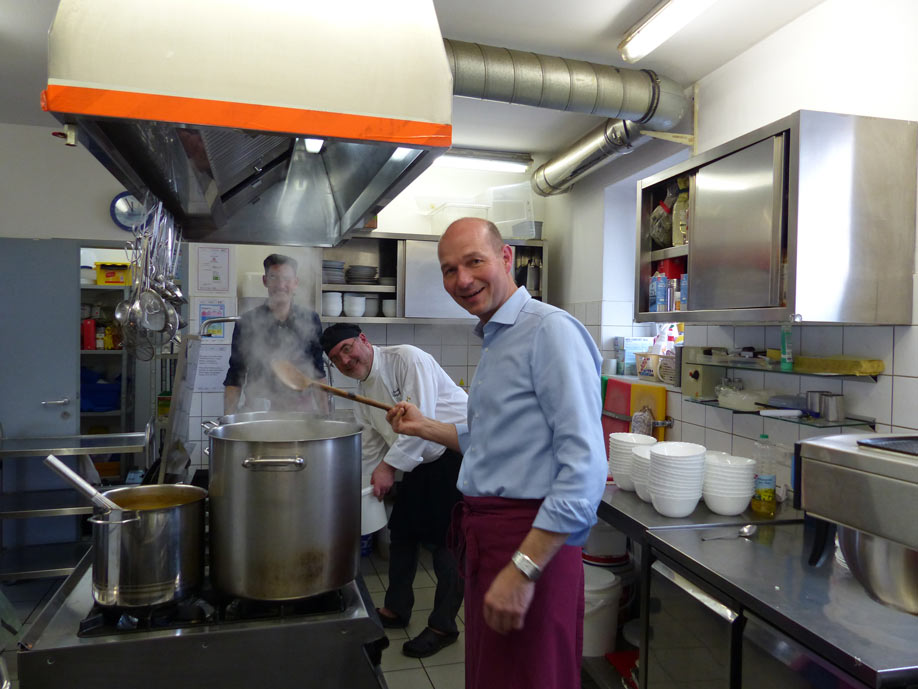 Oberbürgermeister Thomas Kiechle kocht in der Wärmestube