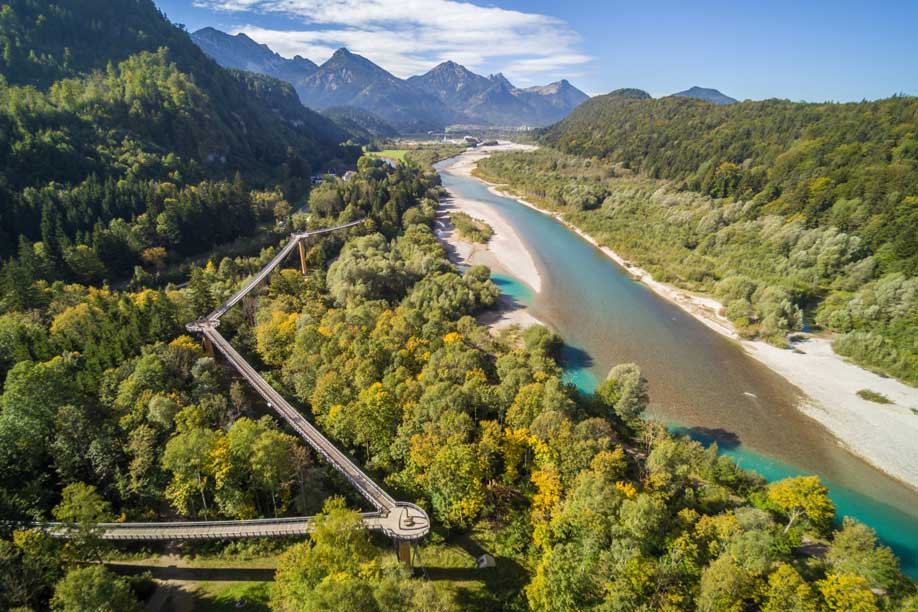 Spektakuläre Ausblicke in die Wildflusslandschaft und das Gebirge von Bayern und Tirol 