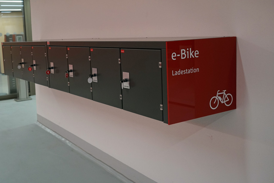 Ladestation für die E-Bikes der Sparkassen-Flotte