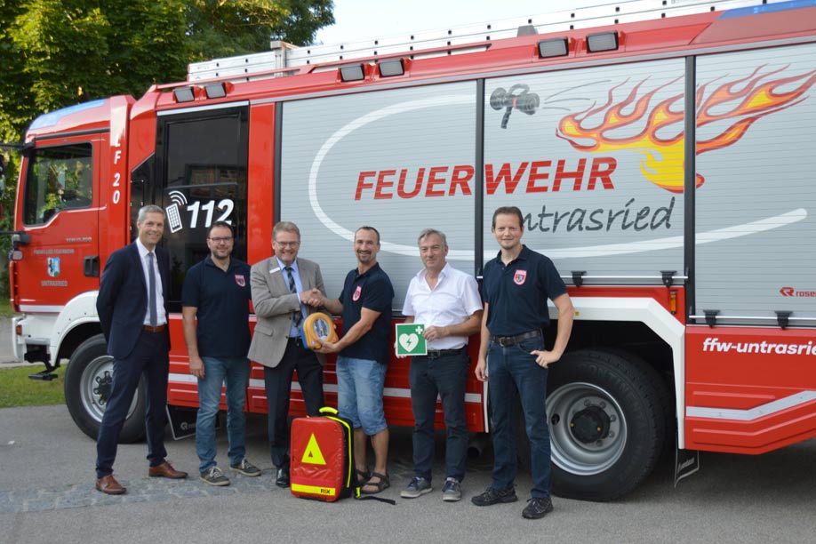 Übergabe des Defibrillators in Untrasried im August 2019