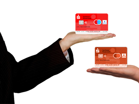 Kartenaustausch bei einer Sparkasse
