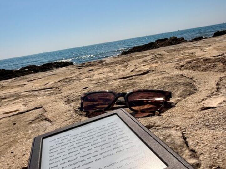 Sonnenbrille und Buch in Kroatien