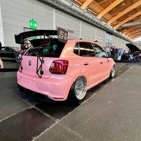 Rosa Polo mit Spoiler Rosa Golf mit Spoiler