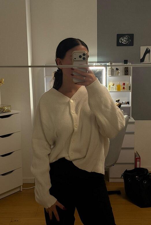 Strickjacke und Anzughose