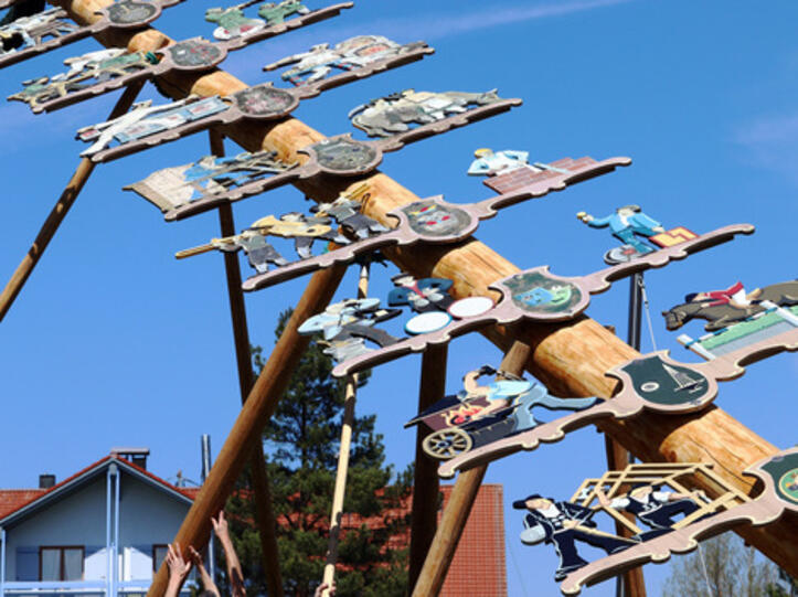 Transport des Maibaums zum Festplatz